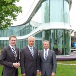 Landtagsabgeordneter Oliver Wehner, Ministerpräsident Stanislaw Tillich und Hausherr Uwe Saegeling vor dem Firmengebäude der Saegeling Medizintechnik in Heidenau