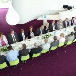 Landtagsabgeordneter Oliver Wehner und Ministerpräsident Stanislaw Tillich im Gespräch mit Unternehmern