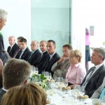 Landtagsabgeordneter Oliver Wehner und Ministerpräsident Stanislaw Tillich im Gespräch mit Unternehmern