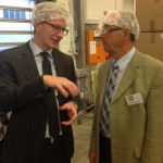 Landtagsabgeordneter Oliver Wehner und BERGI-Plast Senior-Chef Rolf Epperlein in Berggießhübel