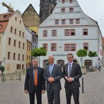 Landrat Michael Geisler, Ministerpräsident Stanislaw Tillich und Abgeordneter Oliver Wehner vor dem Canaletto-Haus in Pirna