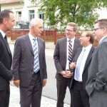Abgeordneter Oliver Wehner und Ministerpräsident Stanislaw Tillich besichtigen die Baustelle am Johanniter-Stift Dohna/Heidenau