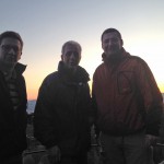 Die Landtagsabgeordneten Oliver Wehner (links) und Jens Michel (rechts) mit Ministerpräsident Stanislaw Tillich auf dem Papststein in der Sächsischen Schweiz