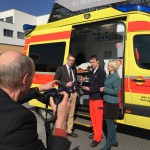 Abgeordneter Oliver Wehner und Helios-Klinikleiterin Dr. Katrin Möller am Rettungswagen mit der neuesten telemedizinischen Technik 