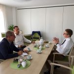 Abgeordneter und Enquete-Vorsitzender Oliver Wehner im Gespräch mit Johanniter-Regionalvorstand Carsten Herde