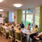 Abgeordneter und Enquete-Vorsitzender Oliver Wehner im Gespräch mit Patienten einer Tagespflege
